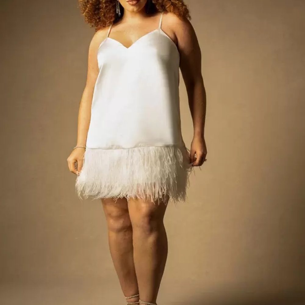 Elegant White Feather Hem Dress - Picture 3 of 4